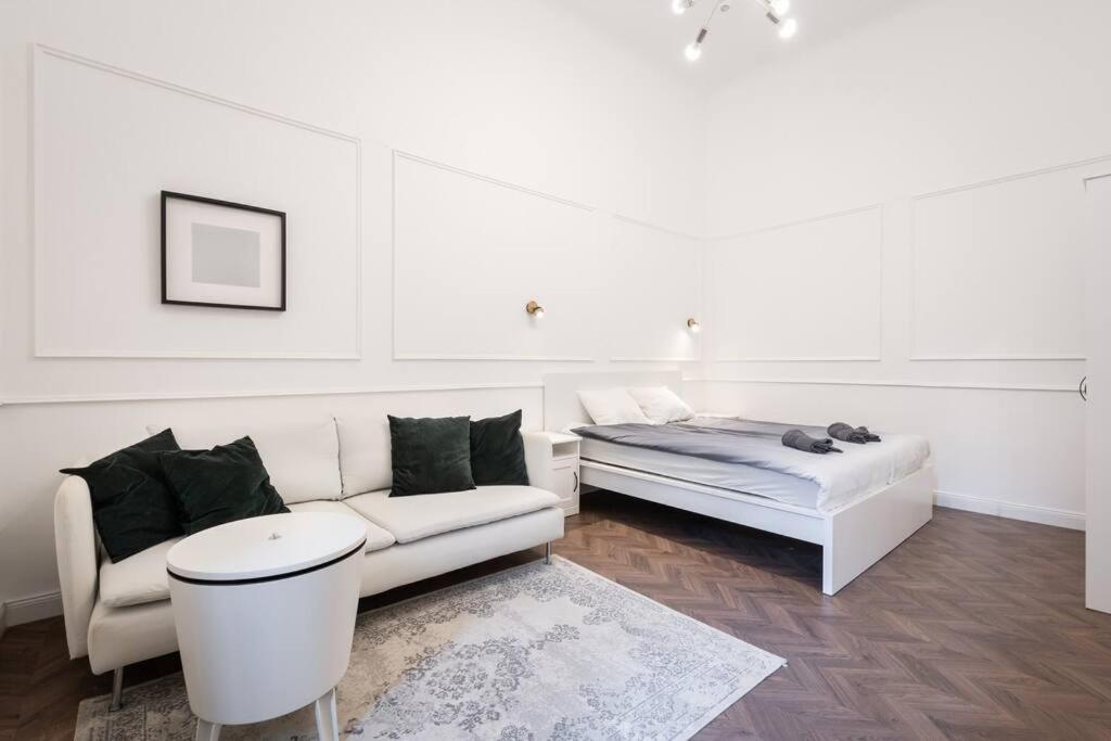 Stylish In The Center Apartment *